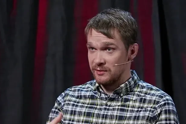 Никиту Кислицина успели вырвать из рук ФБР. Фото © YouTube / AM Live