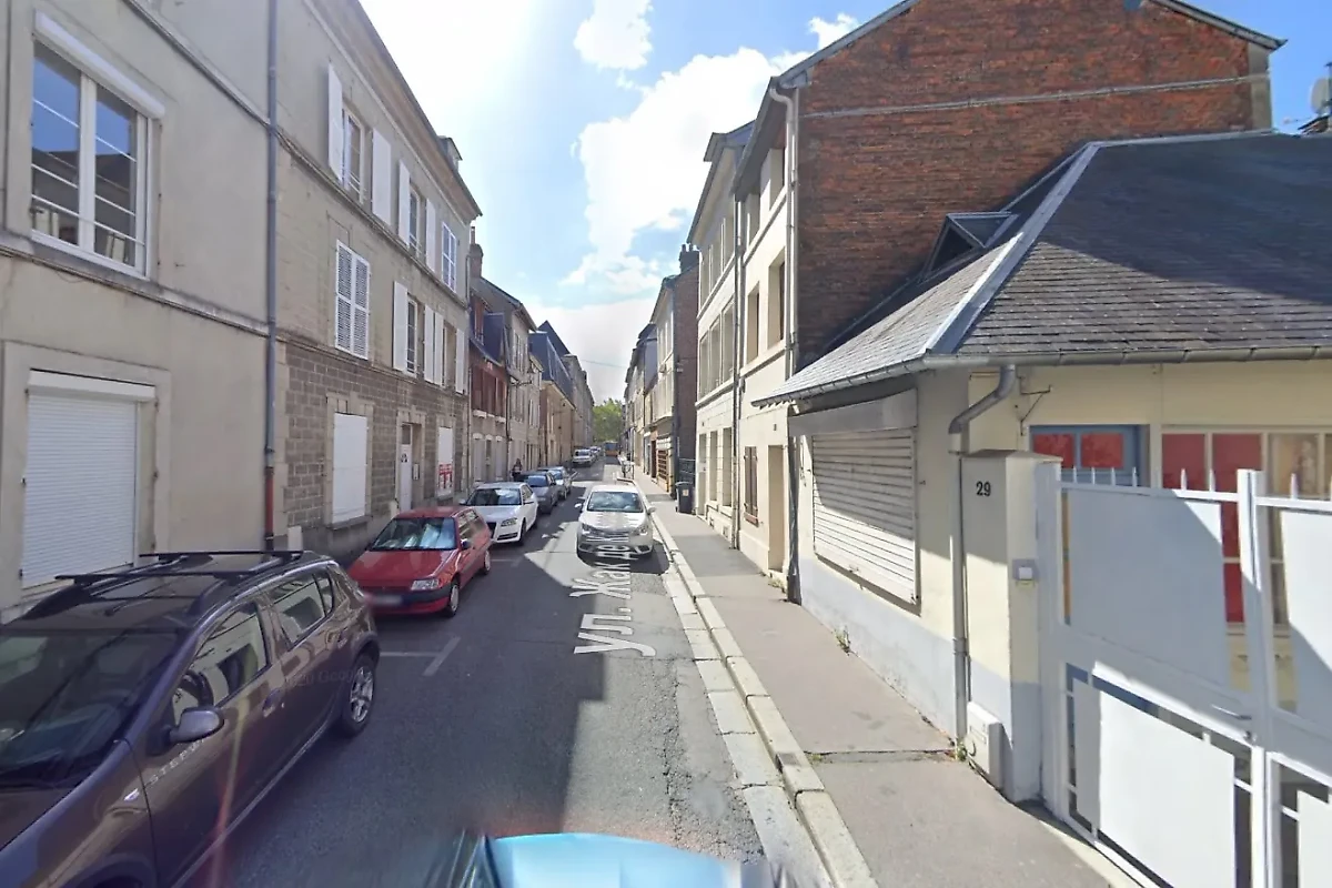 Аппартаменты Вероники Долиной — в доме слева. Фото © maps.app