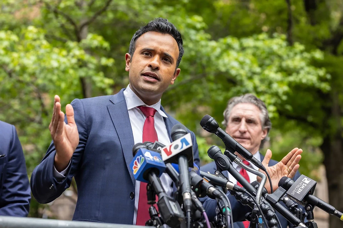 Американский бизнесмен Вивек Рамасвами во время общения с прессой у суда. Обложка © ТАСС / Stefan Jeremiah