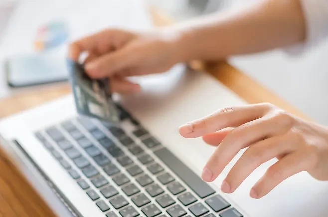 Киргизия изменила порядок банковских платежей. Обложка © freepik / jannoon028