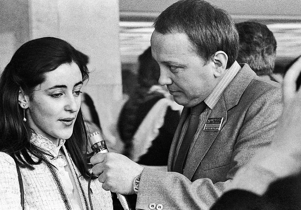 Ведущий молодёжных программ Александр Масляков берёт интервью у студентки. Фото © ТАСС / Шогин Александр