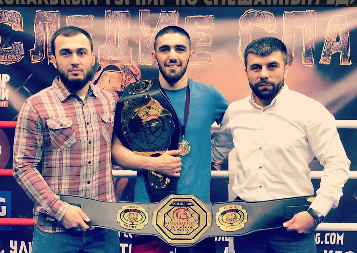 Эрадж Мискиншоев (в центре). Обложка © VK / Эрадж Мискиншоев