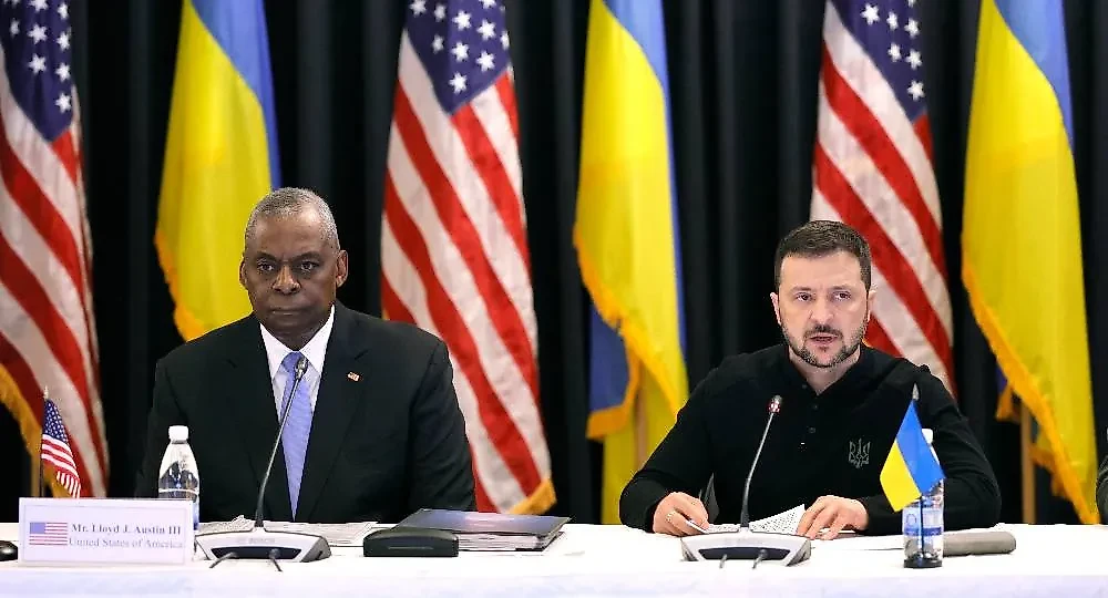 Министр обороны США Ллойд Остин и глава киевского режима Владимир Зеленский (слева направо) во время встречи на базе ВВС США Рамштайн. Обложка © ТАСС / ЕРА / RONALD WITTEK