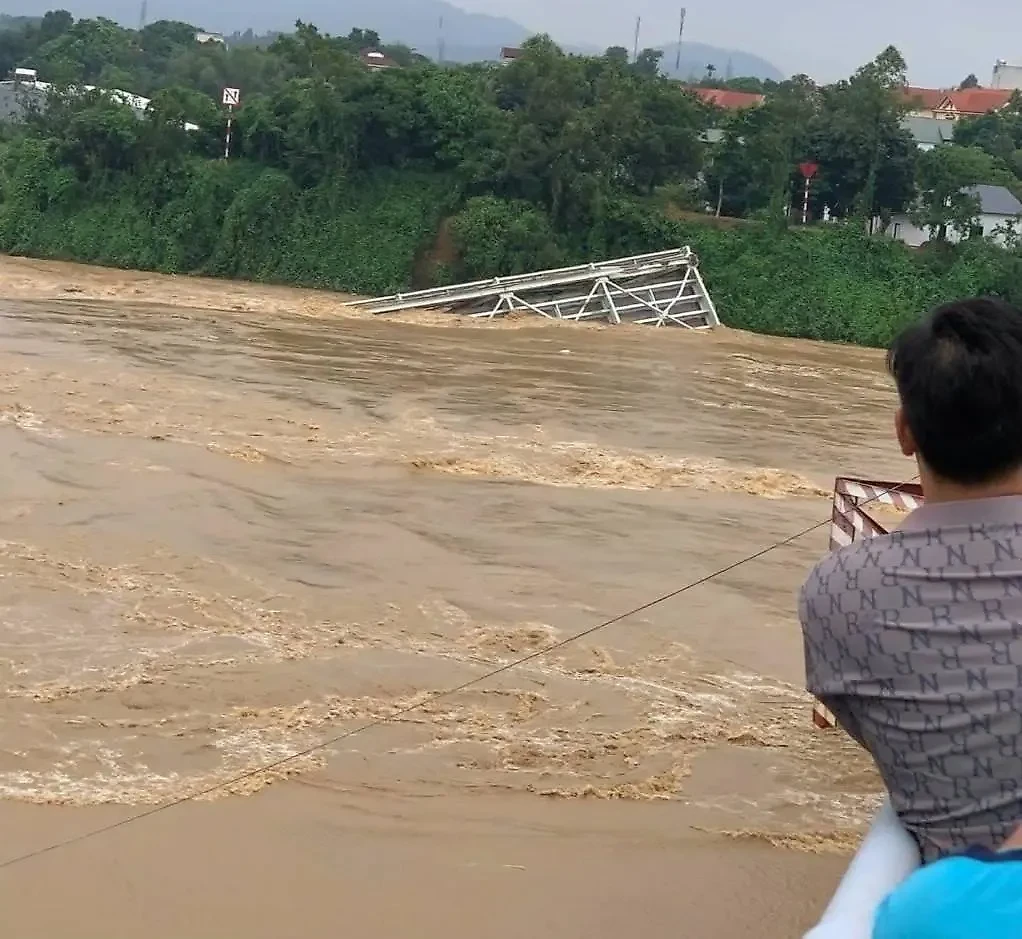 Обрушившаяся часть моста во Вьетнаме. Фото © X / Quyet Ho