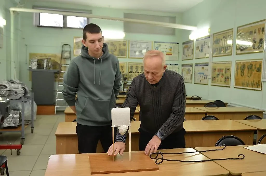 Российские учёные изобрели устройство, позволяющее надевать носки без помощи рук. Обложка © Пензенский государственный университет