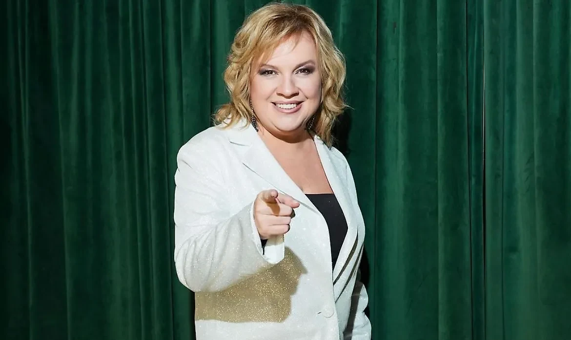 Алёне Жигаловой не мешает лишний вес, чтобы показать себя крупным планом во время интервью. Фото © Instagram (соцсеть запрещена в РФ; принадлежит корпорации Meta, которая признана в РФ экстремистской) / alenablin