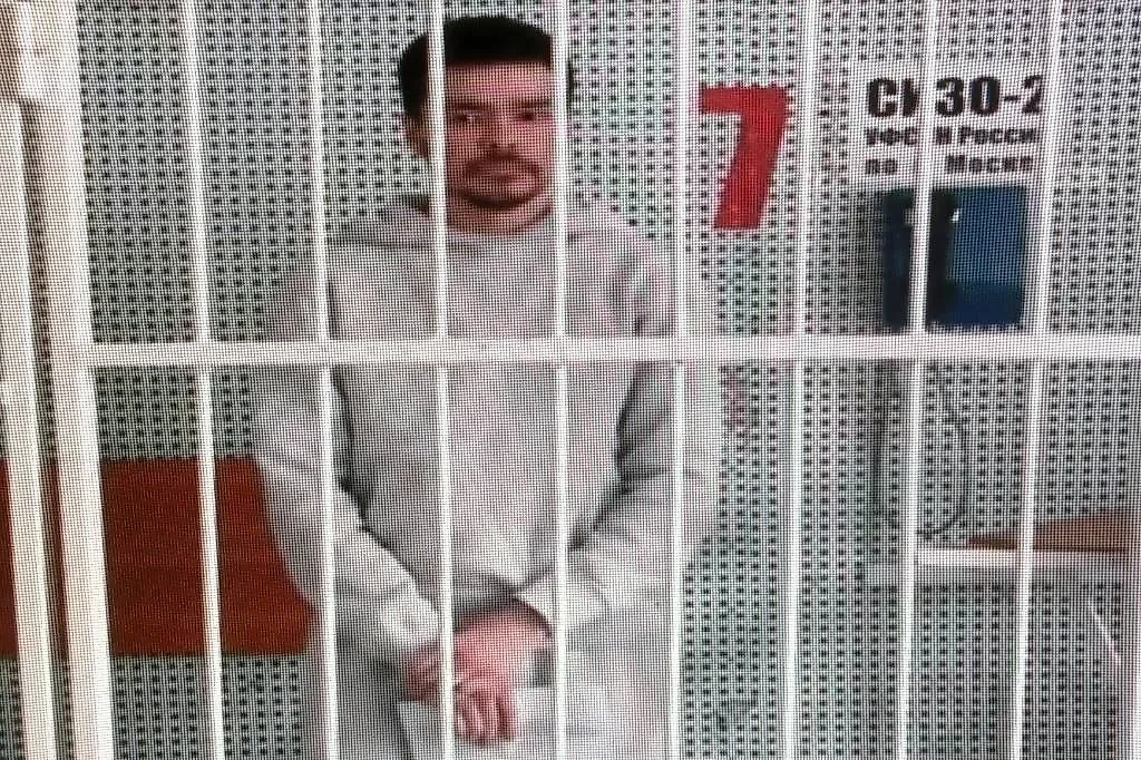 Блогер и бизнес-тренер Аяз Шабутдинов, обвиняемый в мошенничестве, во время рассмотрения жалобы на его арест в формате видеоконференции в Мосгорсуде, 22 ноября 2023 года. Фото © ТАСС / Михаил Синицын