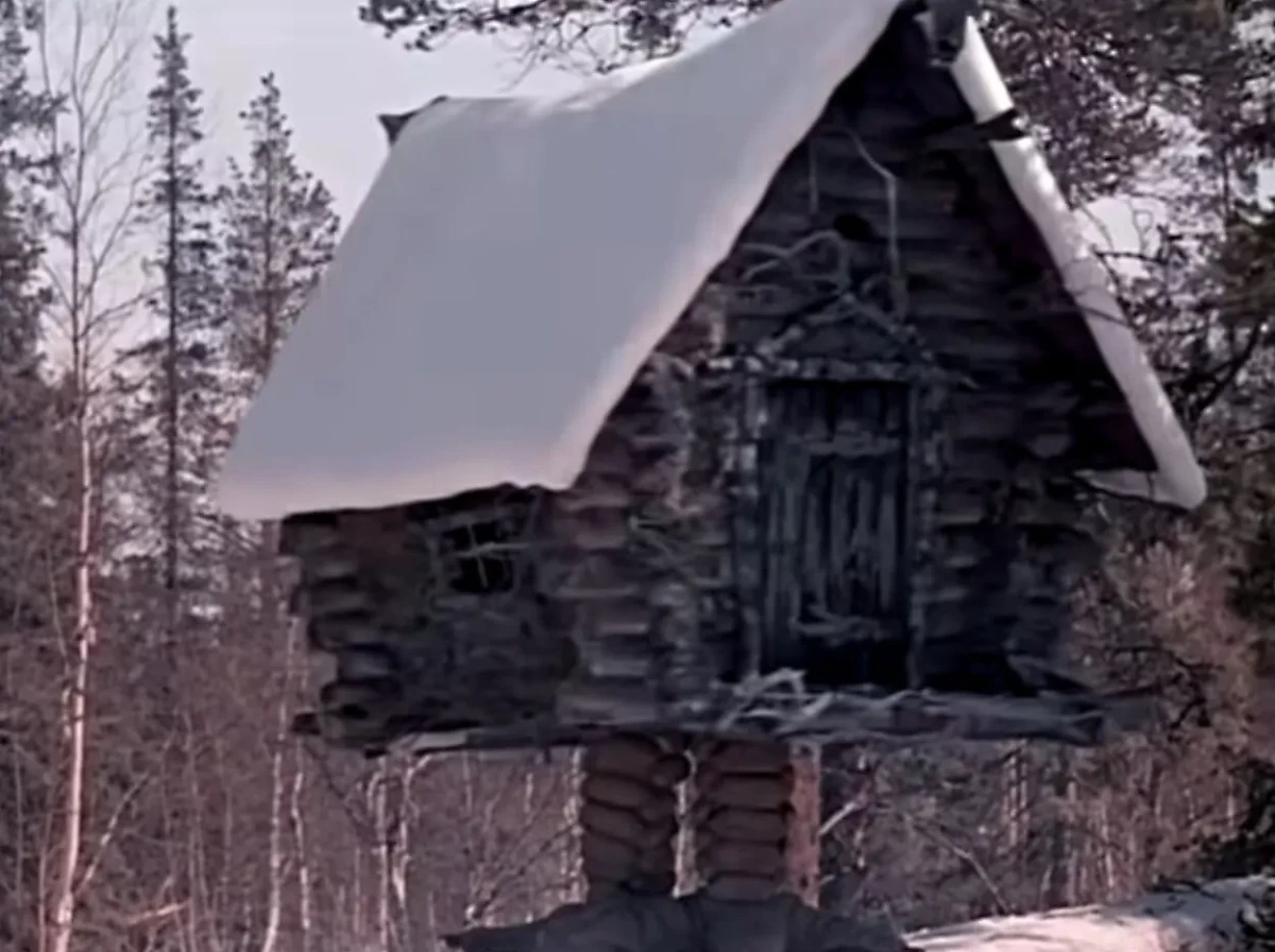 Зачем избушке курьи ножки и какой портал она открывает? Кадр © "Морозко". Режиссёр Александр Роу, сценаристы Николай Эрдман, Михаил Вольпин / Kinopoisk.ru