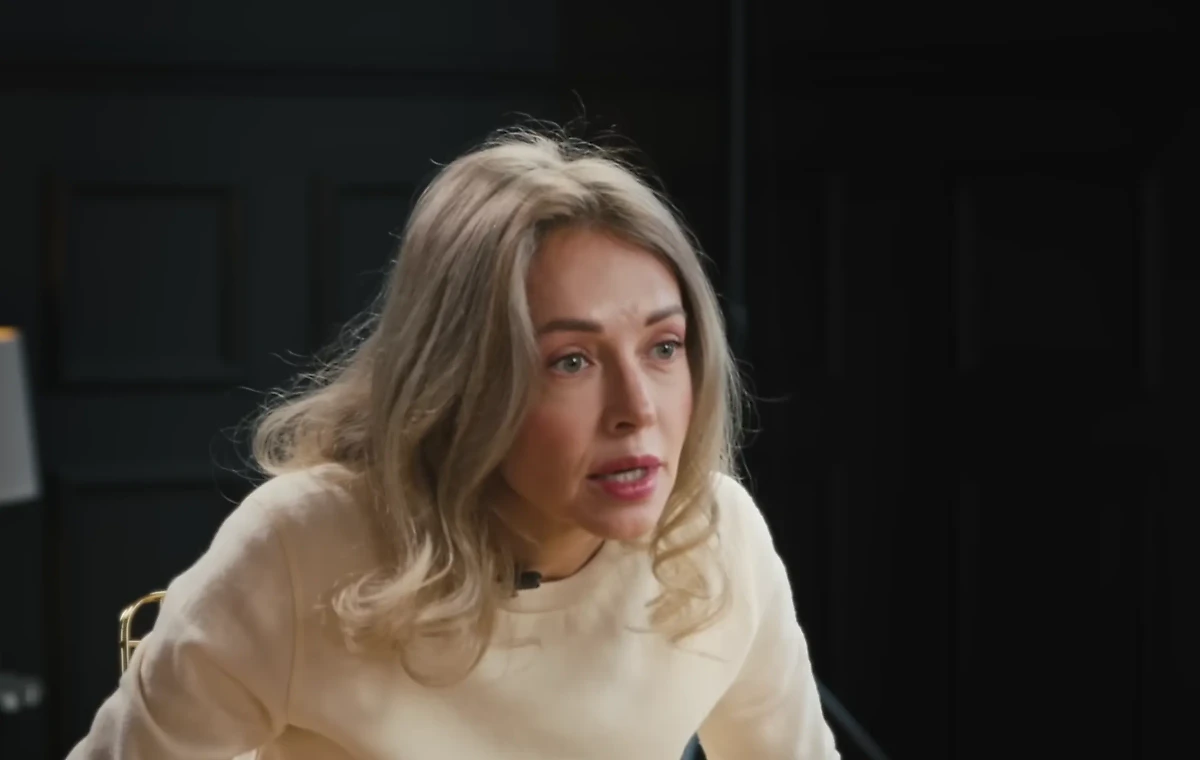 Бежавшая из России Божена Рынска даёт интервью в Латвии. Фото © YouTube / Новая газета Европа (признана нежелательной в России)