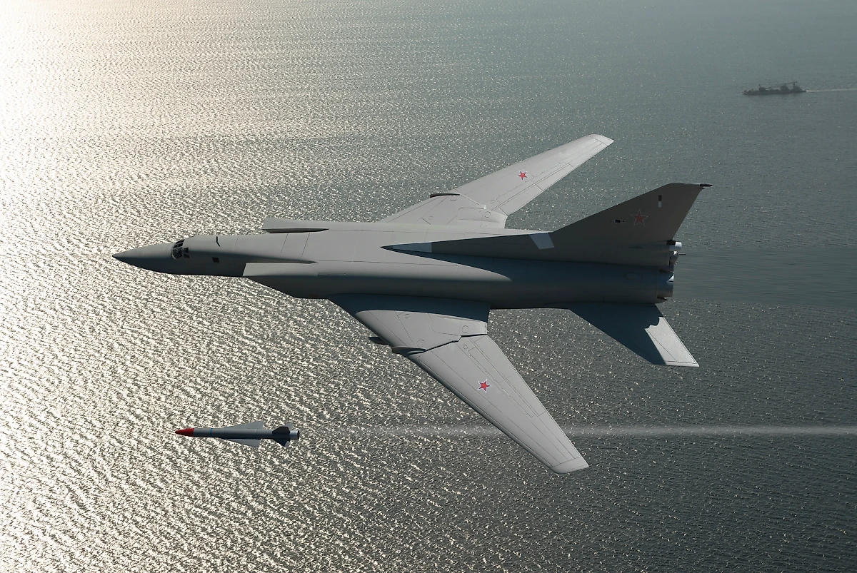 Российский бомбардировщик Ту-22 с ракетой X-22. Фото © Getty Images