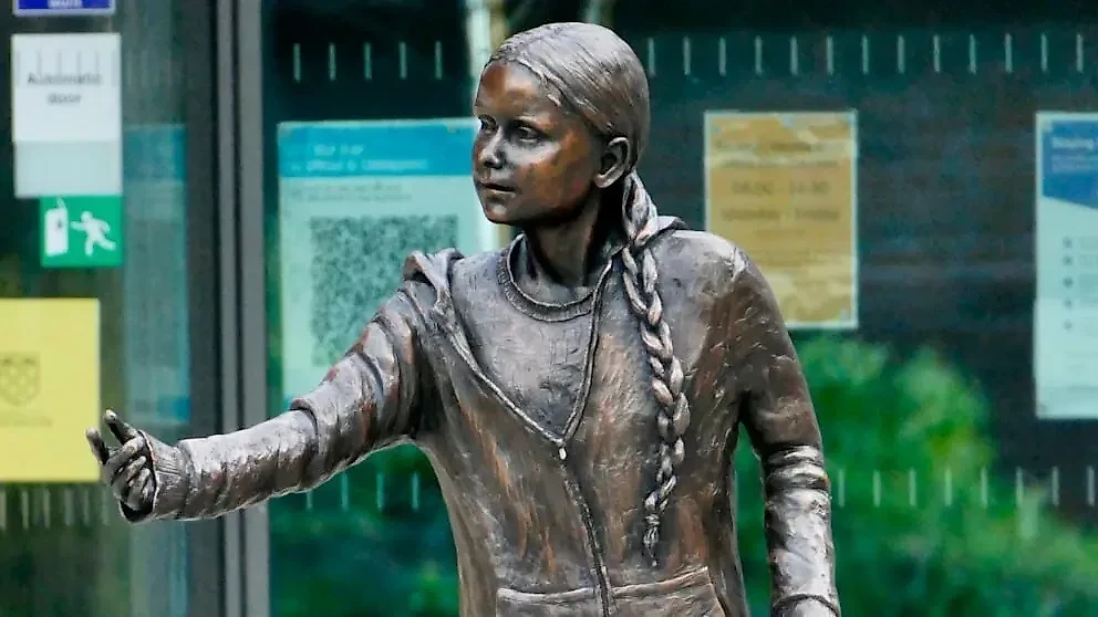 Памятник Грете Тунберг у главного входа в Винчестерский университет. Обложка © Х / @V_of_Europe