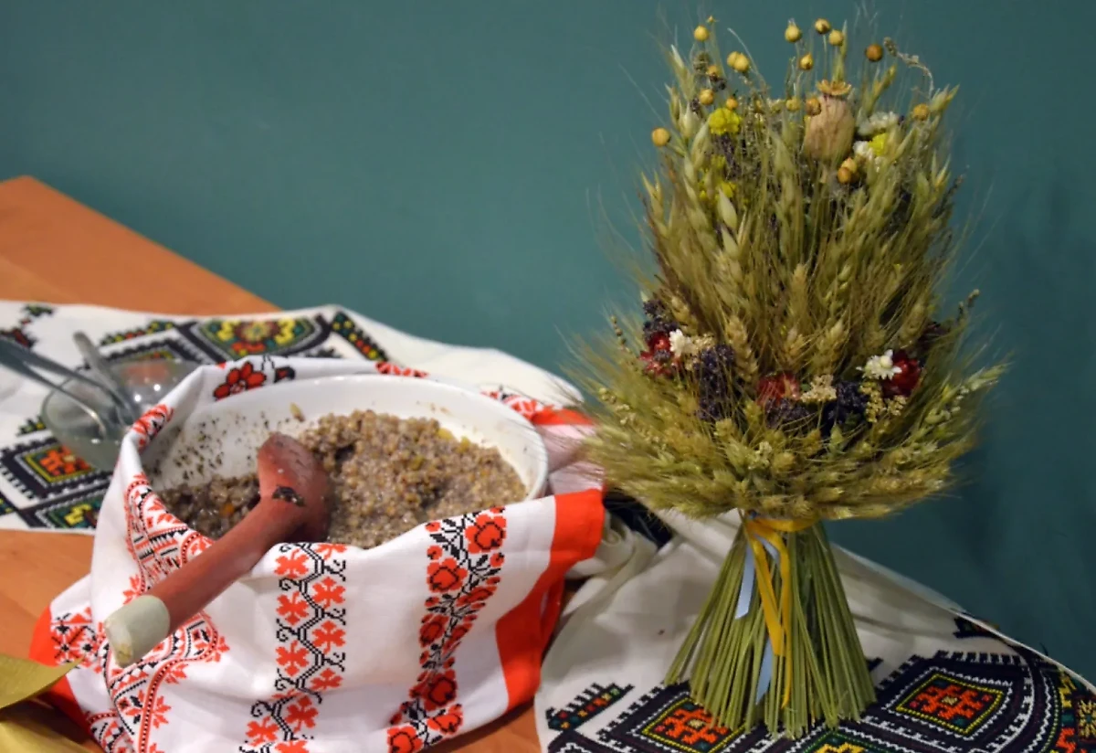 Традиционное славянское блюдо — кутья, и символ праздника — сноп ржи, символизирующий дух опекуна хозяйства и покровителя рода (дидух). Фото © Janbies / Wikipedia