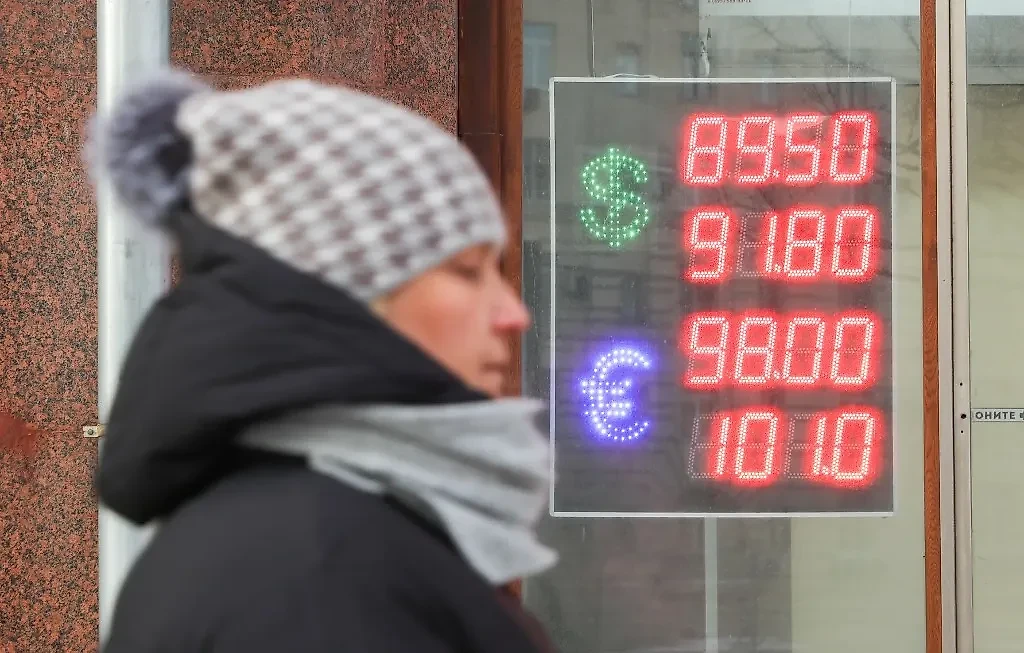 Курс доллара может обновить новый минимум. Обложка © ТАСС / NEWS.ru / Сергей Петров