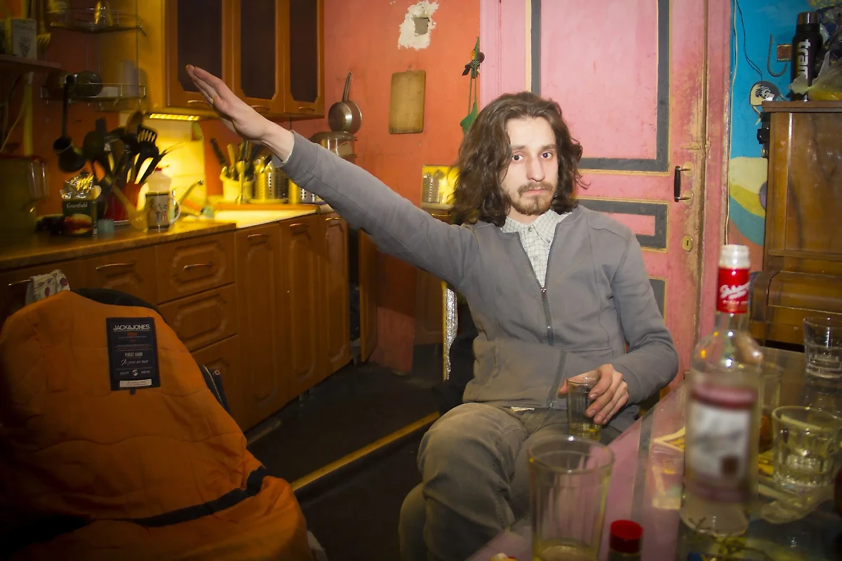 До отъезда из России Пётр Шевчук занимался диджеингом. В соцсетях можно найти множество провокационных фотографий с ним. Фото © Vk / Dmitry Pyoryshkin