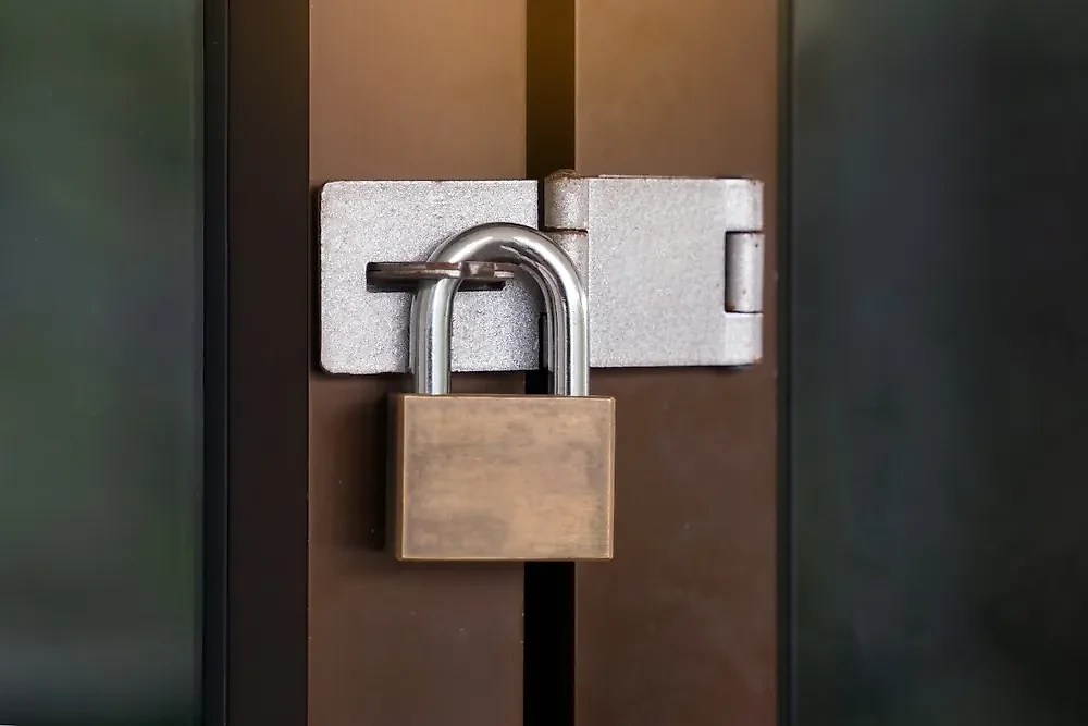 Почему важно выкидывать посуду со сколами и не держать мрачных картин в доме: 5 причин неудач в жизни. Фото © Shutterstock