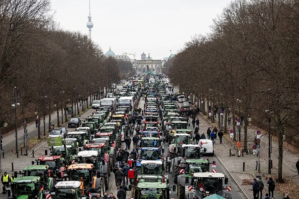Акция фермеров, протестующих против отмены субсидий на дизельное топливо для сельхозпроизводителей, у Бранденбургских ворот в Берлине. Фото © ТАСС / dpa / picture alliance / Fabian Sommer