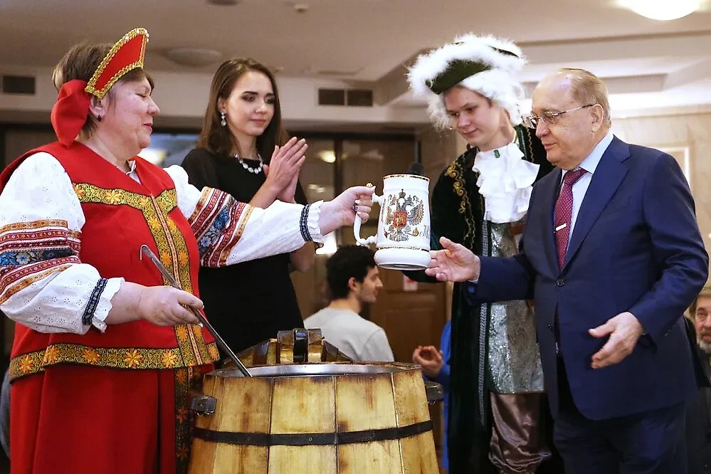 В МГУ есть давняя традиция — угощать студентов и преподавателей медовухой в Татьянин день, 25 января. Участие ректора — обязательно! Фото © Агентство "Москва" / Кирилл Зыков