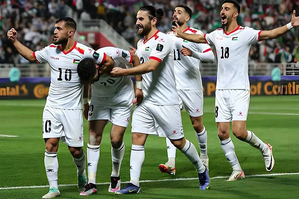 Сборная Сирии во главе с Купером впервые в истории вышла в 1/8 Кубка Азии. Обложка © X / SPORTbible