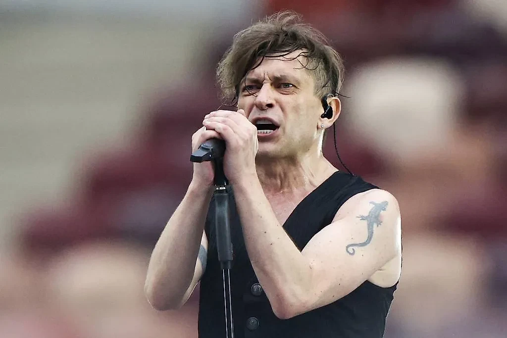 Участник группы "Би-2" Лёва (Игорь Бортник). Обложка © ТАСС / Сергей Бобылев