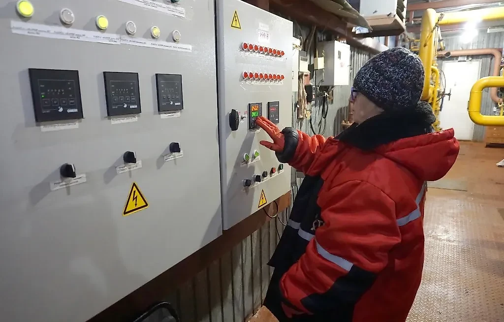Оператор управляет режимом отопления в газовой котельной. Фото © ТАСС / Александр Артёменков