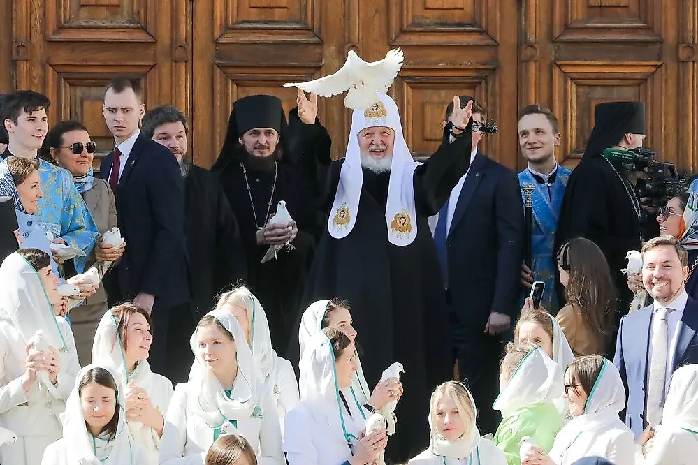 Патриарх Московский и всея Руси Кирилл выпустил голубей после богослужения в праздник Благовещения Пресвятой Богородицы. Фото © Агентство "Москва" / Софья Сандурская