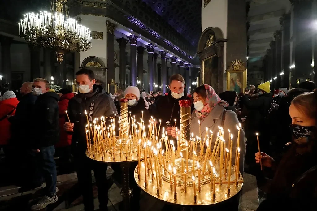 Традиция празднования Рождества в разных странах тесно связана с календарём, по которому живёт та или иная церковь. Обложка © ТАСС / EPA / ANATOLY MALTSEV