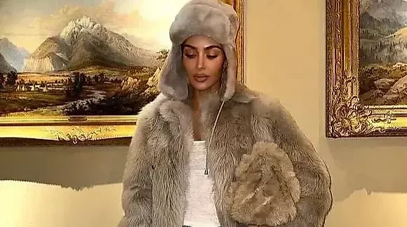 Ким Кардашьян в шапке-ушанке и шубе. Обложка © Instagram (признан экстремистской организацией и запрещён на территории Российской Федерации) / kimkardashian