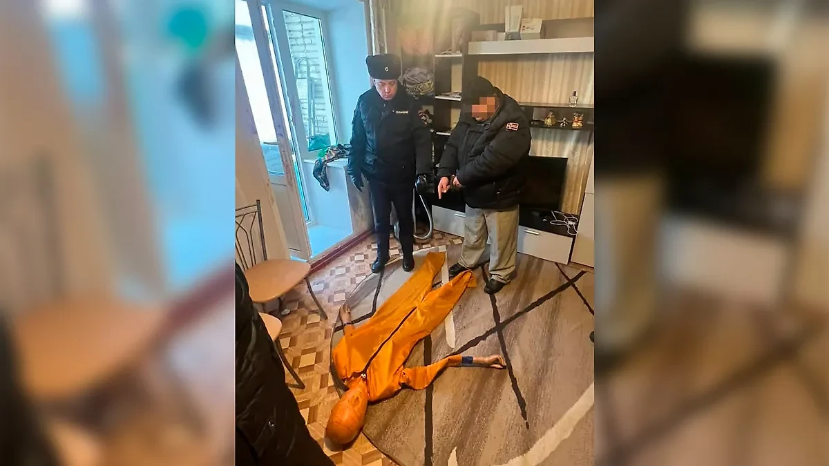 Подозреваемый в убийстве женщины в Вязьме во время следственного эксперимента. Фото © Пресс-служба СУ СКР по Смоленской области