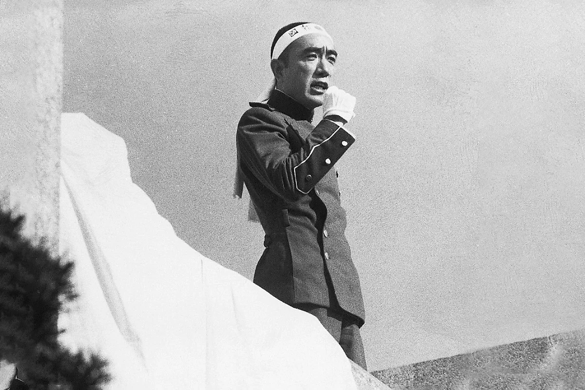 Японский писатель Юкио Мисима произносит речь на балконе здания Сухопутных сил самообороны Японии (JGSDF) в Токио. Фото © Wikipedia