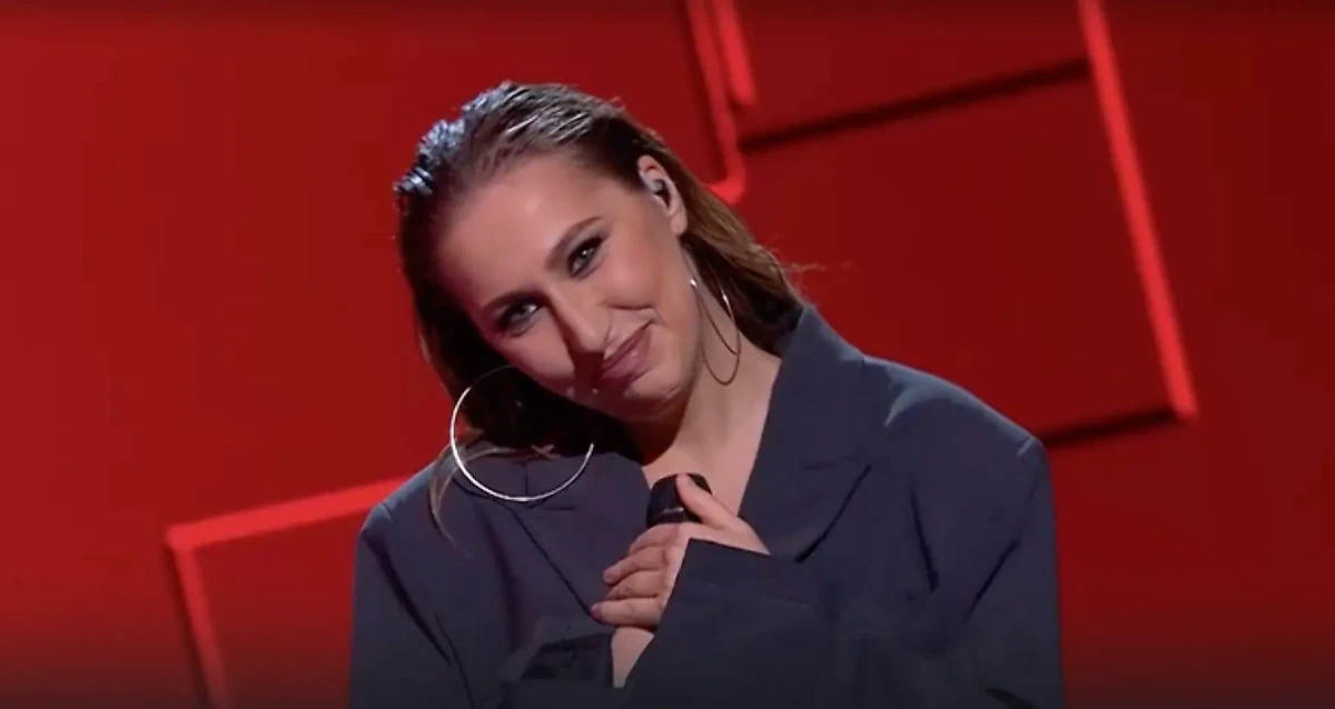 Участница шоу "Голос" Полина Чусовитина, которая исполнила хит Любови Успенской "Пропадаю я". Фото © 1tv.ru