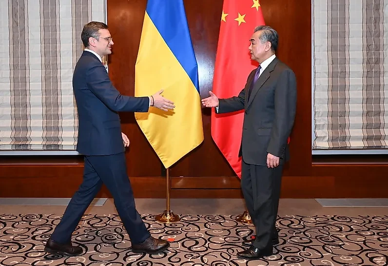 Дмитрий Кулеба и Ван И. Обложка © МИД КНР