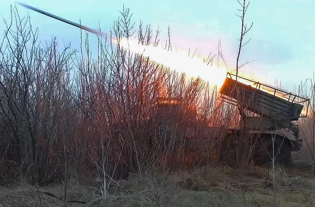 Работа расчёта РСЗО "Град". Фото © ТАСС / Пресс-служба Минобороны РФ