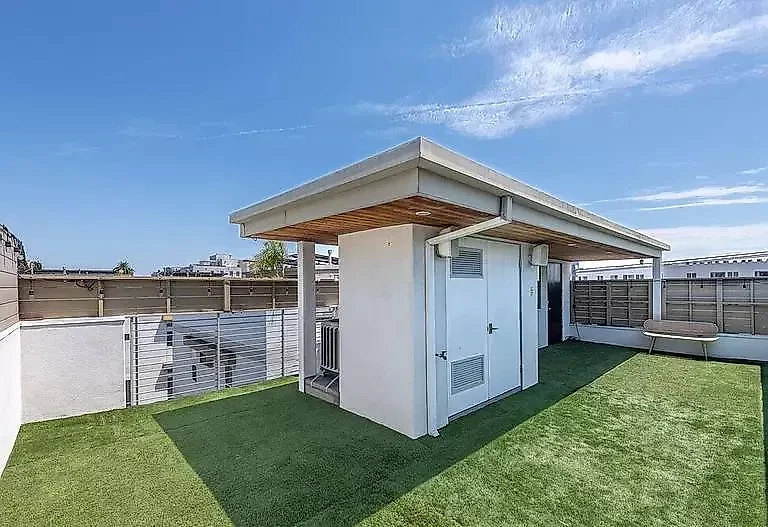 Крыша таунхауса рабочая, здесь владельцы вполне могут загорать и устраивать вечеринки с видом на надпись HOLLYWOOD. Фото © zillow.com