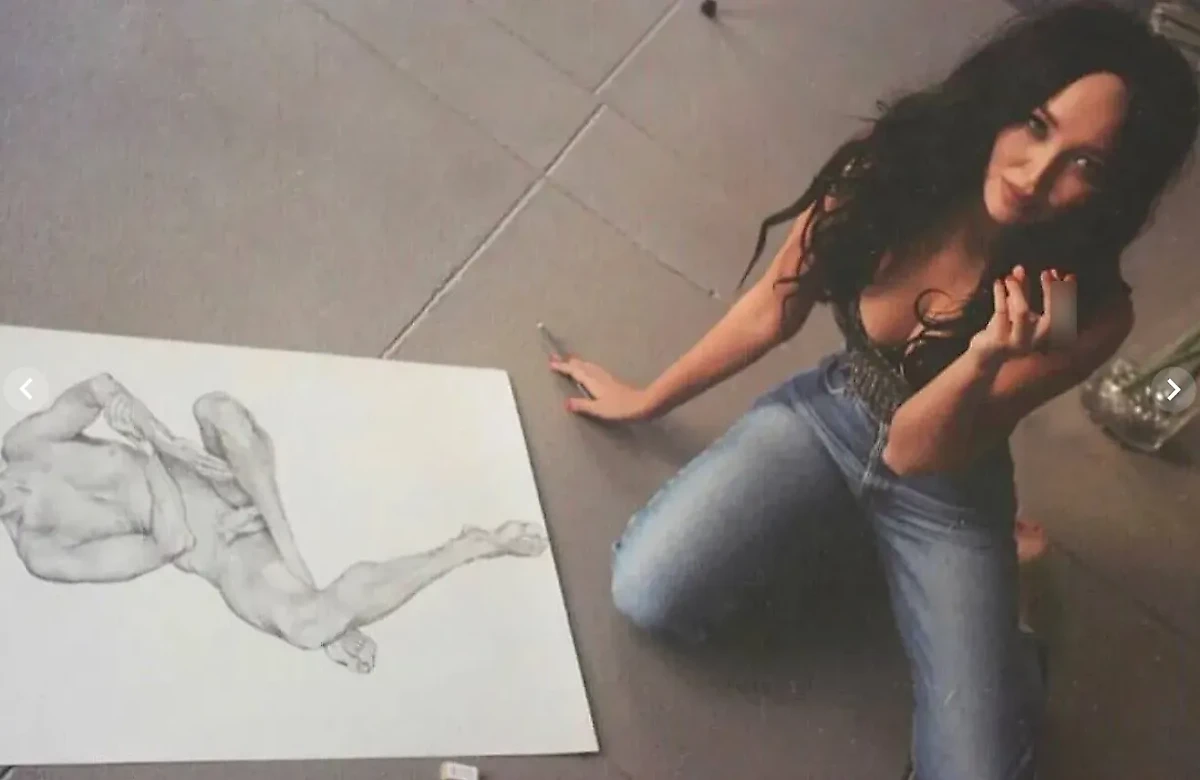 Дарина Эрвин обожает рисовать обнажённых людей. Фото © Instagram (соцсеть запрещена в РФ; принадлежит корпорации Meta, которая признана в РФ экстремистской) / darina.ervin