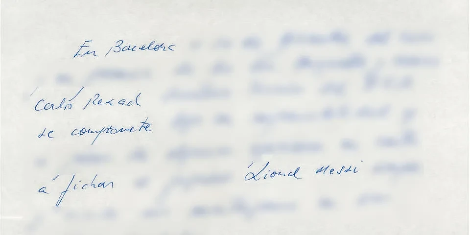 Первый контракт Лионеля Месси с "Барселоной", который продадут на британском аукционе. Фото © bonhams.com