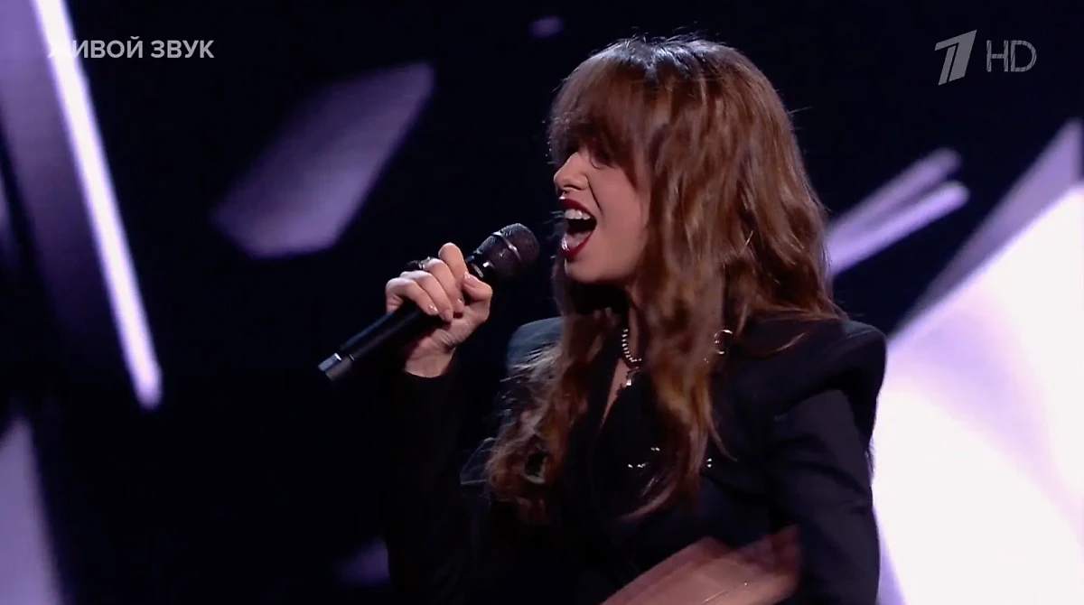 Полина Чирикова, похожая на Уэнздей, для слепых прослушиваний выбрала песню "31-я весна" группы "Ночные снайперы" в шоу "Голос". Фото © Первый канал