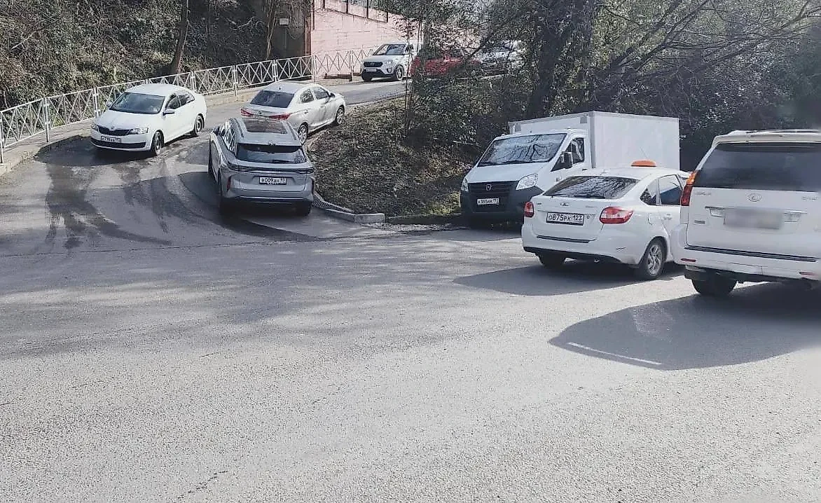 Место ДТП с участием ребёнка и автомобиля "Лексус". Фото © T.me / Госавтоинспекция г. Сочи