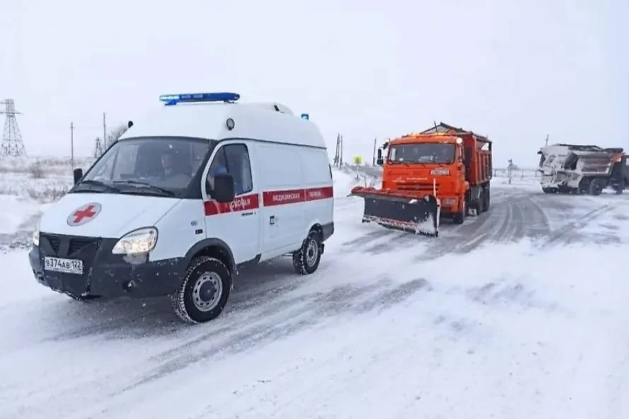 Дорожники помогли доставить роженицу в больницу. Обложка © VK / Минтранс Алтайского края