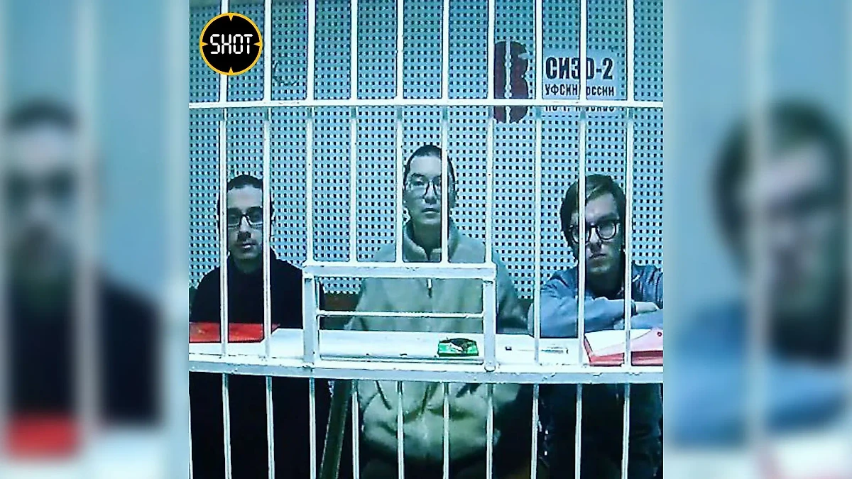 Коммерческий директор Ксении Собчак Кирилл Суханов, экс-главред "Татлера" Ариан Романовский и один из админов телеграм-канала "Тушите свет" — Тамерлан Бигаев. Фото © T.me / SHOT