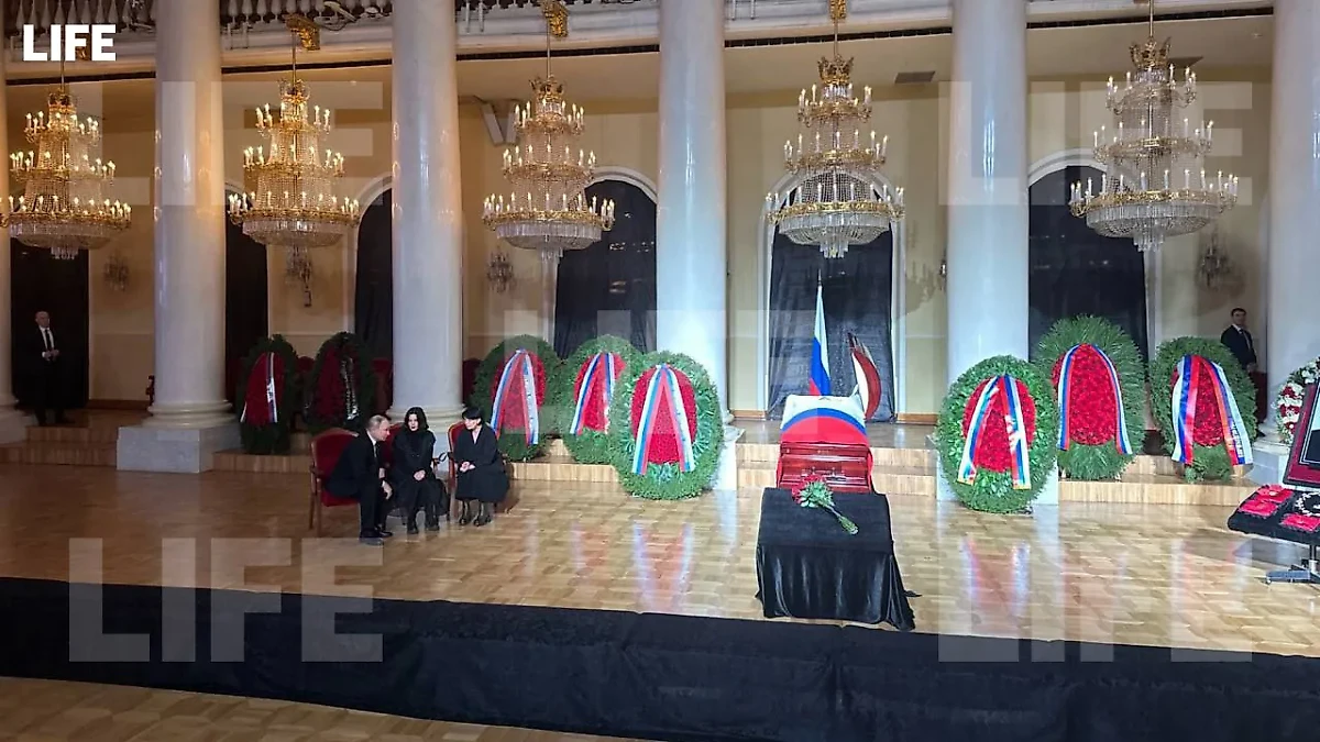 Президент РФ Владимир Путин прибыл на церемонию прощания с председателем Верховного суда Лебедевым. Фото © Life.ru