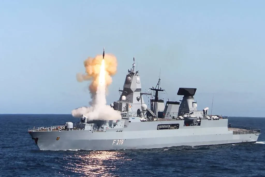Немецкий фрегат типа F124 "Саксония" производит пуск ракеты. Обложка © Flickr / Bundeswehr