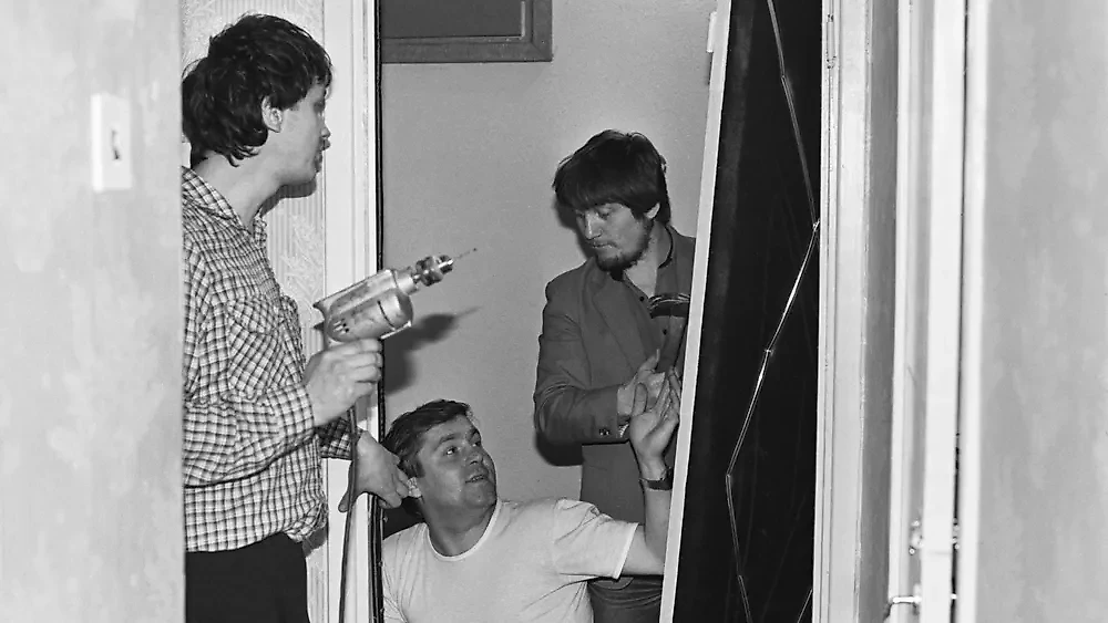 Входные двери обивались дерматином быстро, что тоже нравилось гражданам СССР. Фото © ТАСС / Семён Майстерман