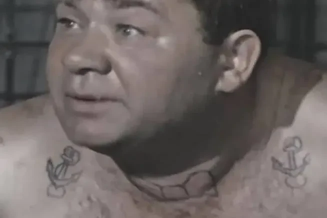 Татуировки для мужчин со смыслом набивали даже зэки СССР, осуждённые на пожизненное. Фото © "Джентльмены удачи". Режиссёр Александр Серый, сценаристы Георгий Данелия, Виктория Токарева / Kinopoisk.ru