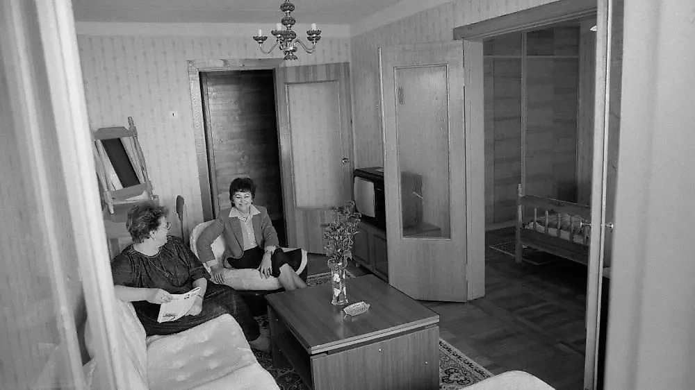 Дерматин для двери защищал от неприятных запахов. Фото © ТАСС / Сергей Козлов, Анатолий Семехин