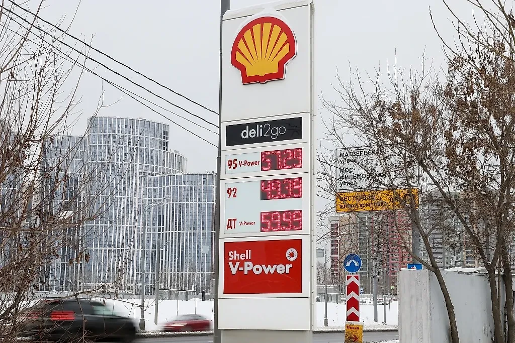 Стела заправочной станции Shell на Аминьевском шоссе. Британская нефтегазовая компания Shell намерена поэтапно отказаться от использования российских нефти и газа. 2022 год. Фото © ТАСС / Александр Щербак
