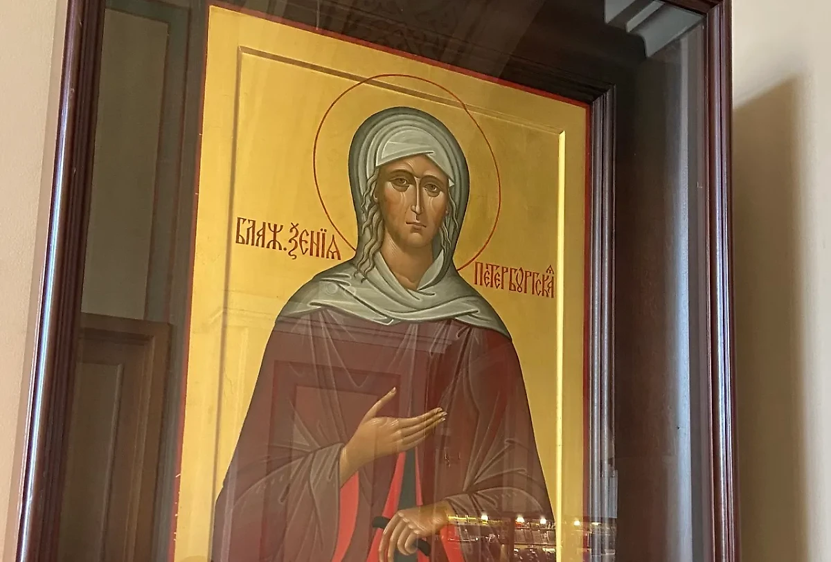 На иконах Ксения Петербургская изображается в юбке с платком на плечах и платком на голове, опираясь левой рукой на клюку. Фото © Сайт прихода храма Смоленской иконы Божией Матери на Васильевском острове