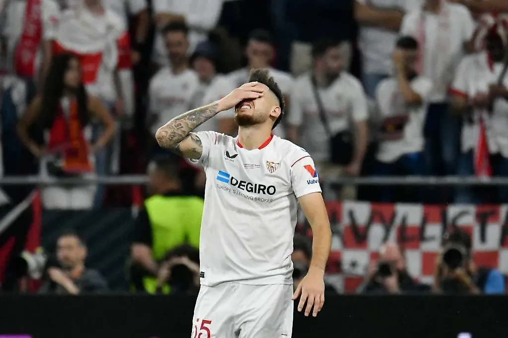 Нападающий "Севильи" Окампос стал жертвой неожиданного нападения ... со спины. Фото © AP Photo/ Denes Erdos