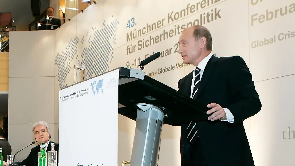 Президент России Владимир Путин во время выступления на 43-й Мюнхенской конференции по вопросам политики безопасности, 10 февраля 2007 года. Обложка © ТАСС / Дмитрий Астахов