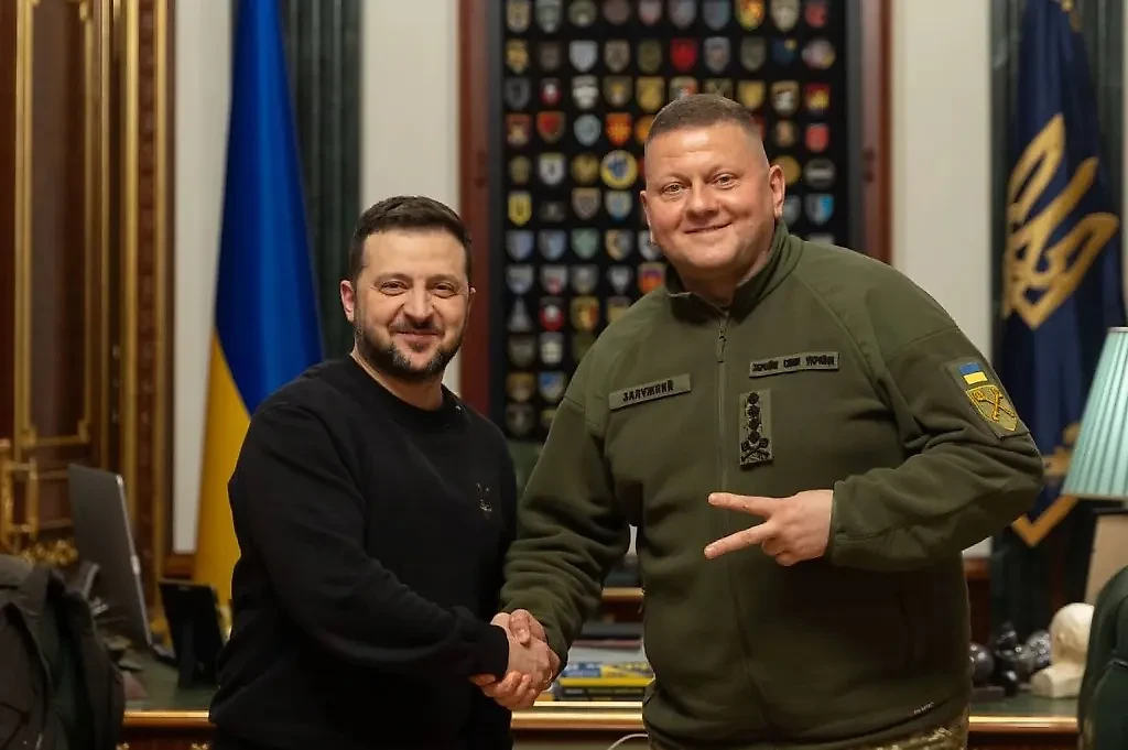 Глава киевского режима Владимир Зеленский отправляет в отставку Валерия Залужного, а экс-главком демонстрирует фигуру из двух пальцев. Фото © t.me / V_Zelenskiy / Official
