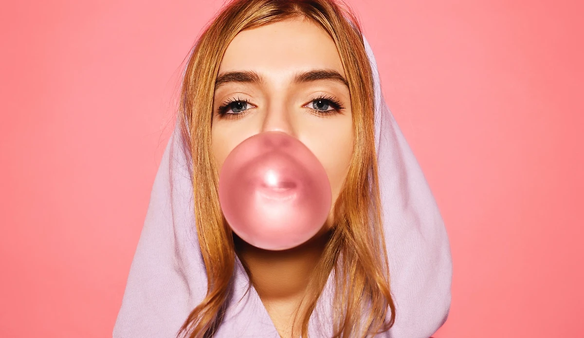 Жевательная резинка может привести к износу зубов. Обложка © Freepik / halayalex 